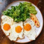 Keto kolacja z jajkami sadzonymi, awokado i rukolą