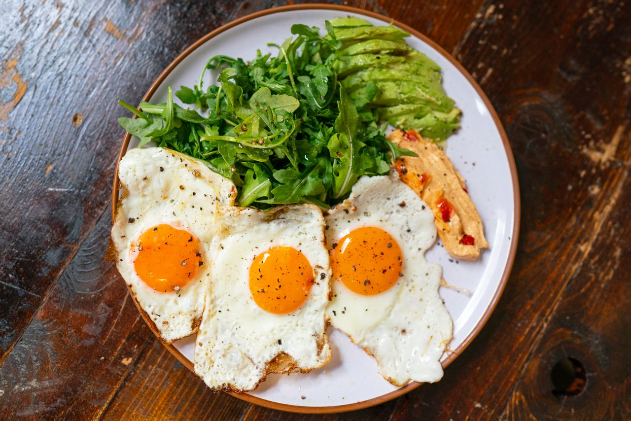 Keto kolacja z jajkami sadzonymi, awokado i rukolą